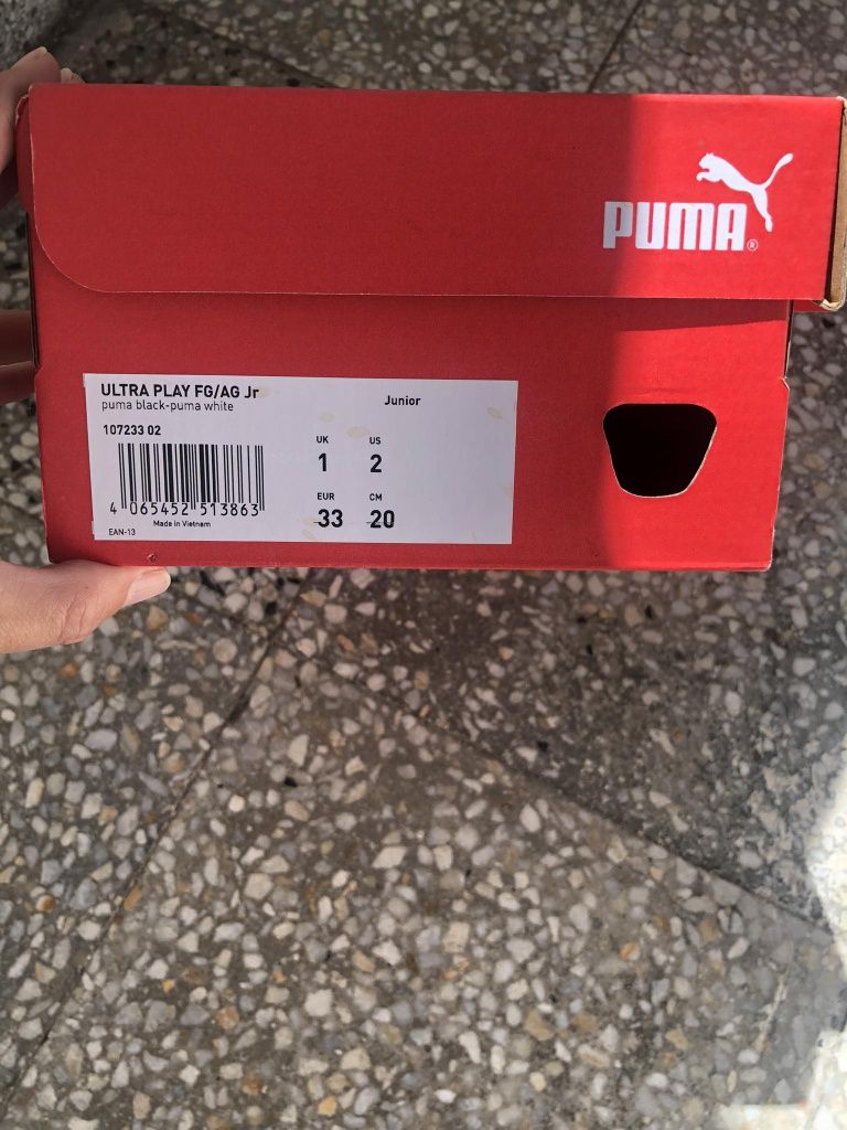 Детски спортни обувки единият чифт са бутоники Puma и Nike