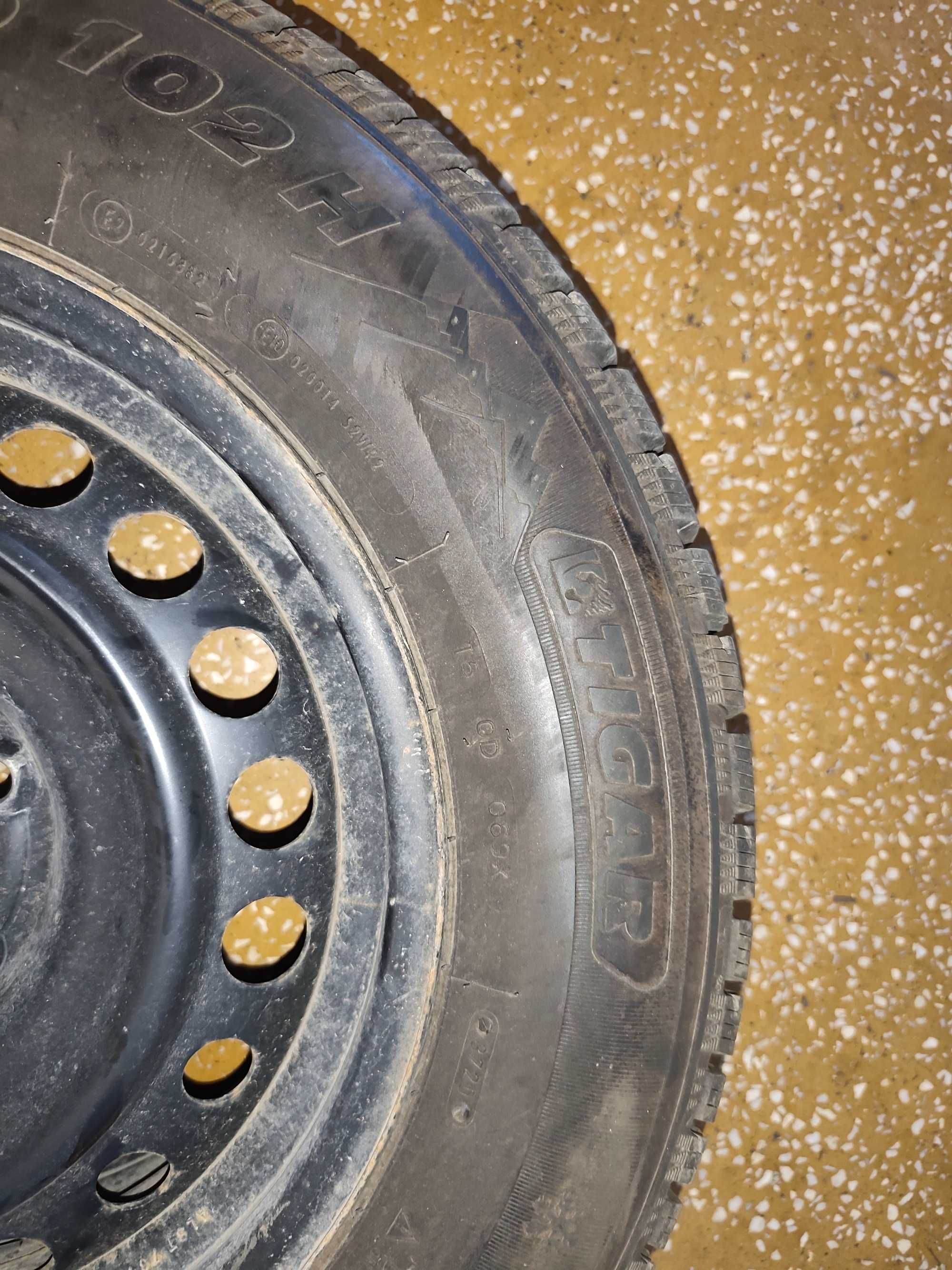 Vând anvelope de iarnă 215/65 R16 cu jante de oțel