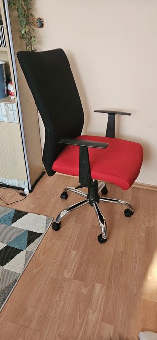 Запазени 2 бр. офис столове