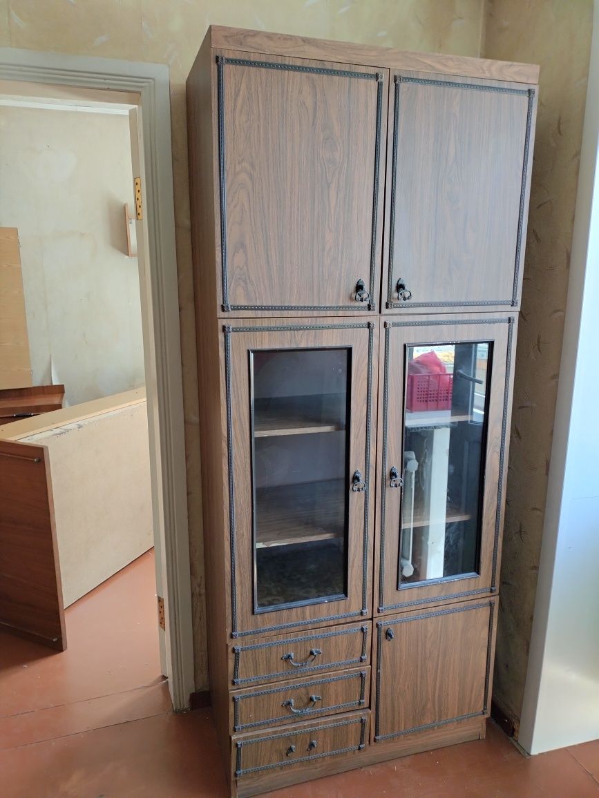 Продам шкафы  со стеклом в зал!