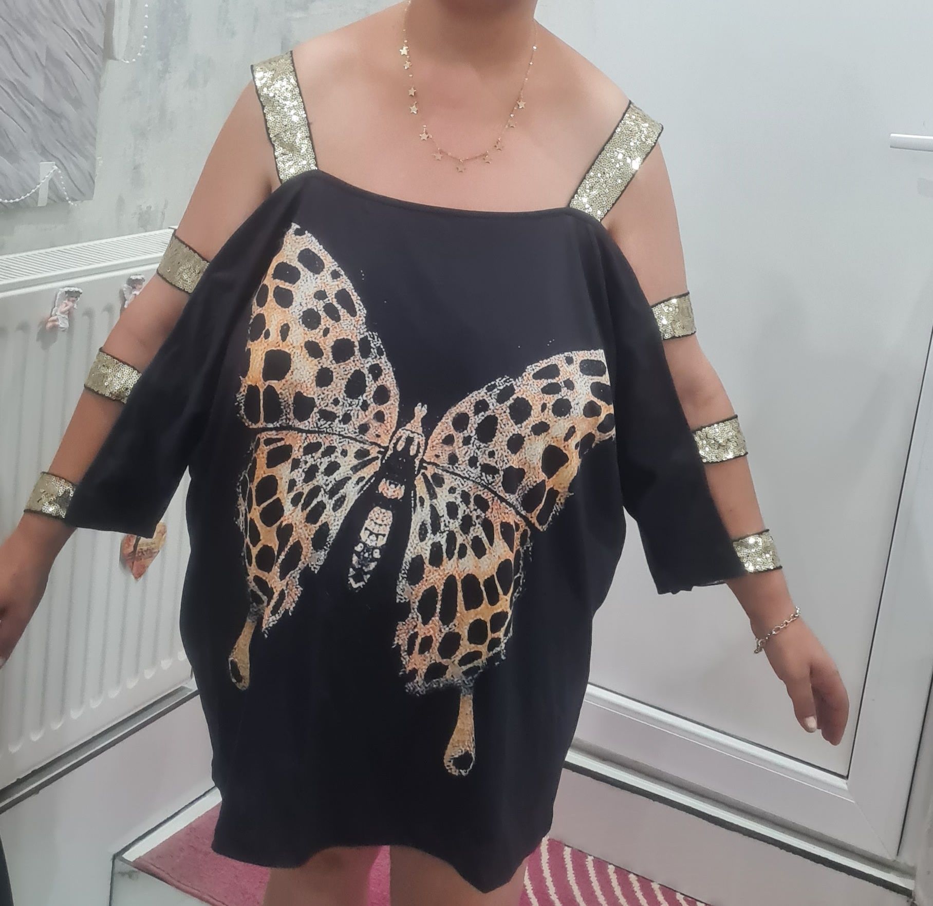 Vând rochița stil bluzița cu un design superb ocazie