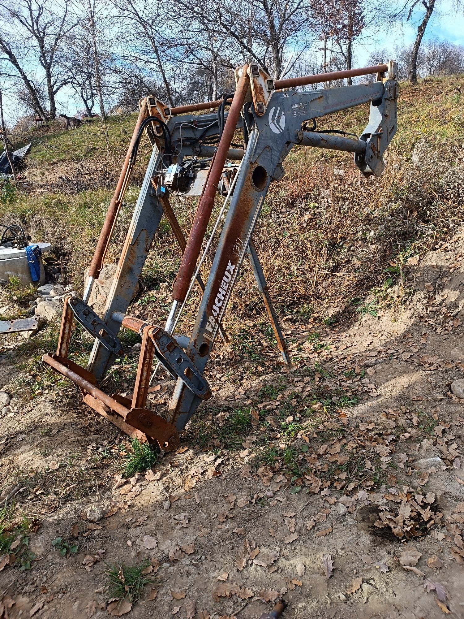 Vând încărcător frontal Faucheux pentru Fiat f 100  New Holland 8260 s