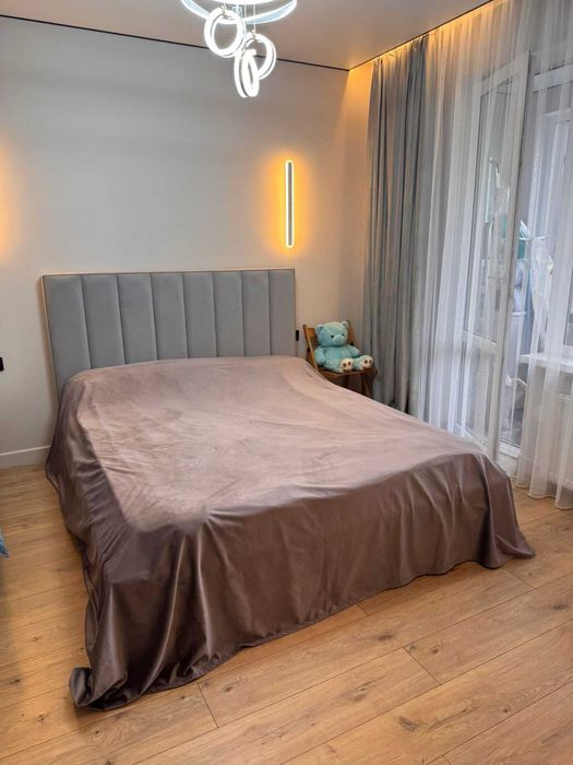 Кровать двуспальная с матрасом