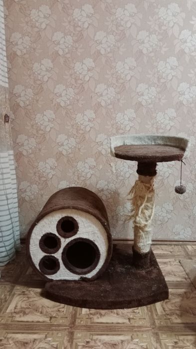 Когтеточка  с домиком для кошкек