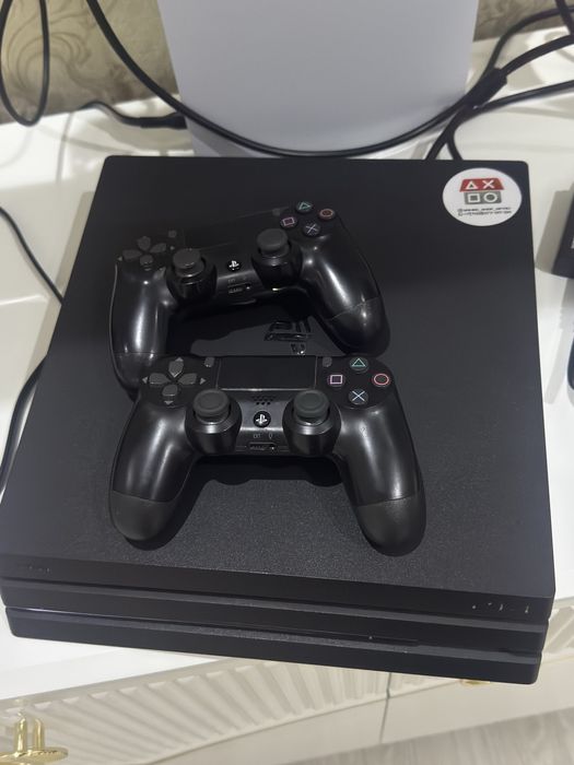 Продается пс4 ПРО 1тб идеальном состояний с играми с 2джойстиком
