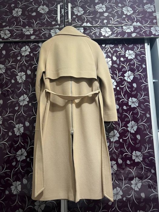 Палъто, плаш, туфли.