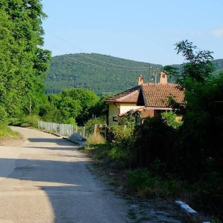 Двуетажна къща в планинско село
