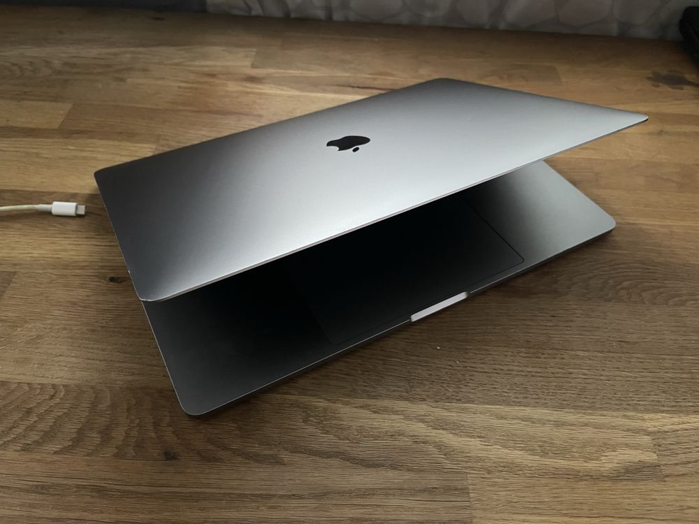 Macbook Pro (2019) 15" i7 256 ssd