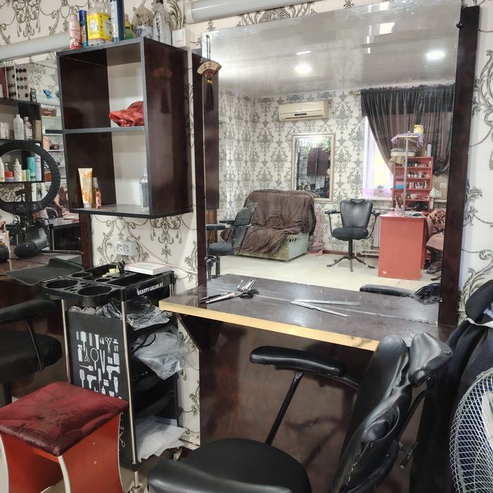 Продаётся НЕДОРОГО Зеркала, кресло, полки, помощники