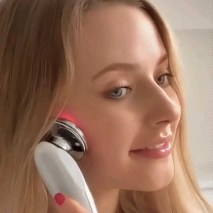 Aparat de curatare a tenului si indepartare a ridurilor