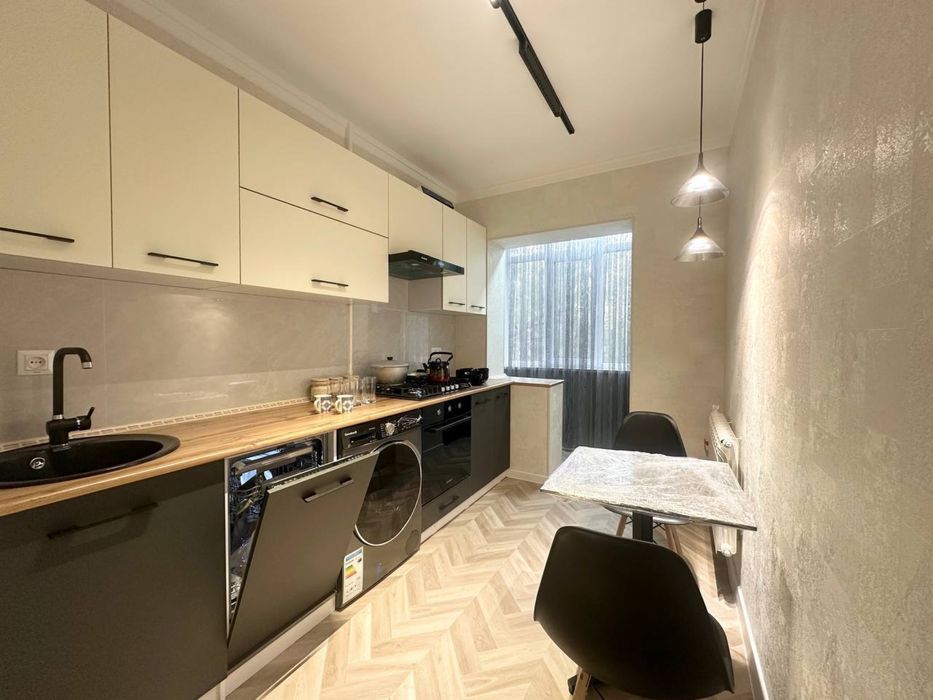 Продается 3//5//9 Ойбек мебелью техникой ЕВРО 75квадрат