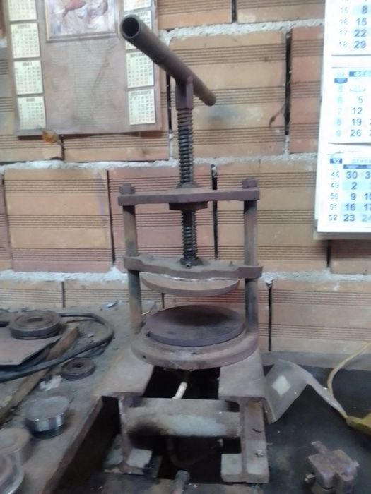 Ръчна винтова преса за каучукови изделия,800 W