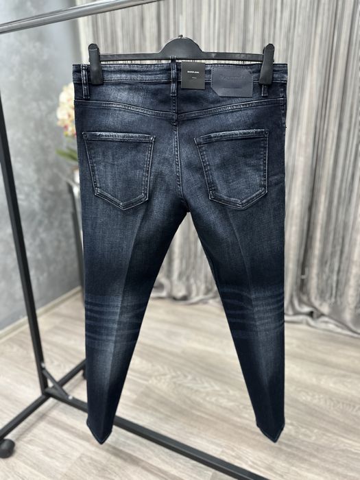 Blugi Dsquared2. Marimi: 50/52/54/56/58