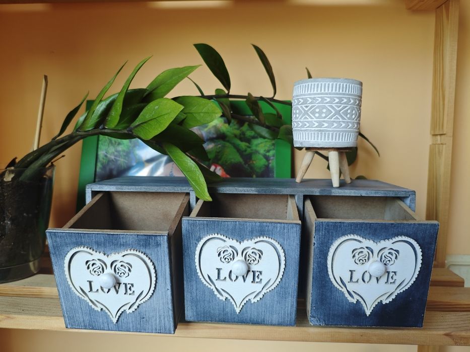 Декоративно дървено шкафче „LOVE“ с три чекмеджета и малка саксия