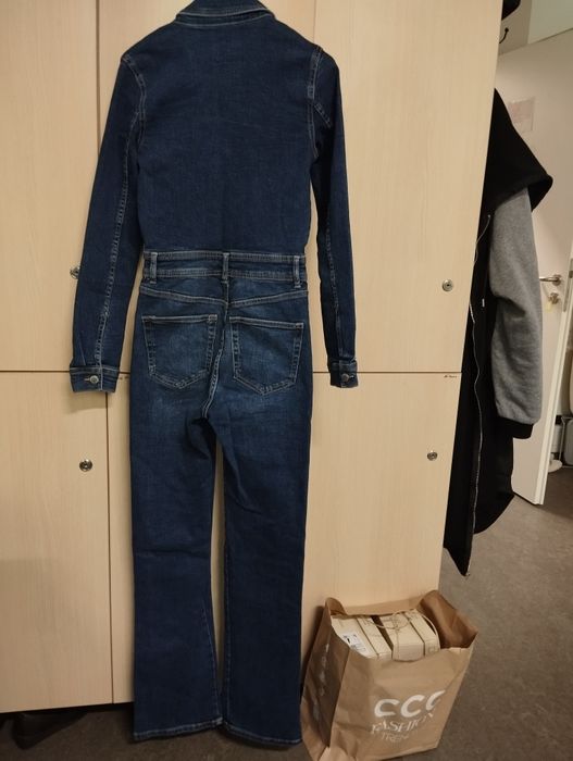 Vând salopetă de blugi, de la Pull&Bear 150 lei
