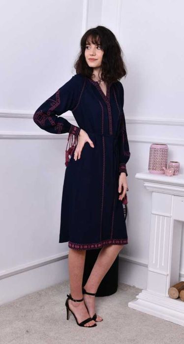 Rochie lunga, culoarea maro, cu broderie si ciucuri