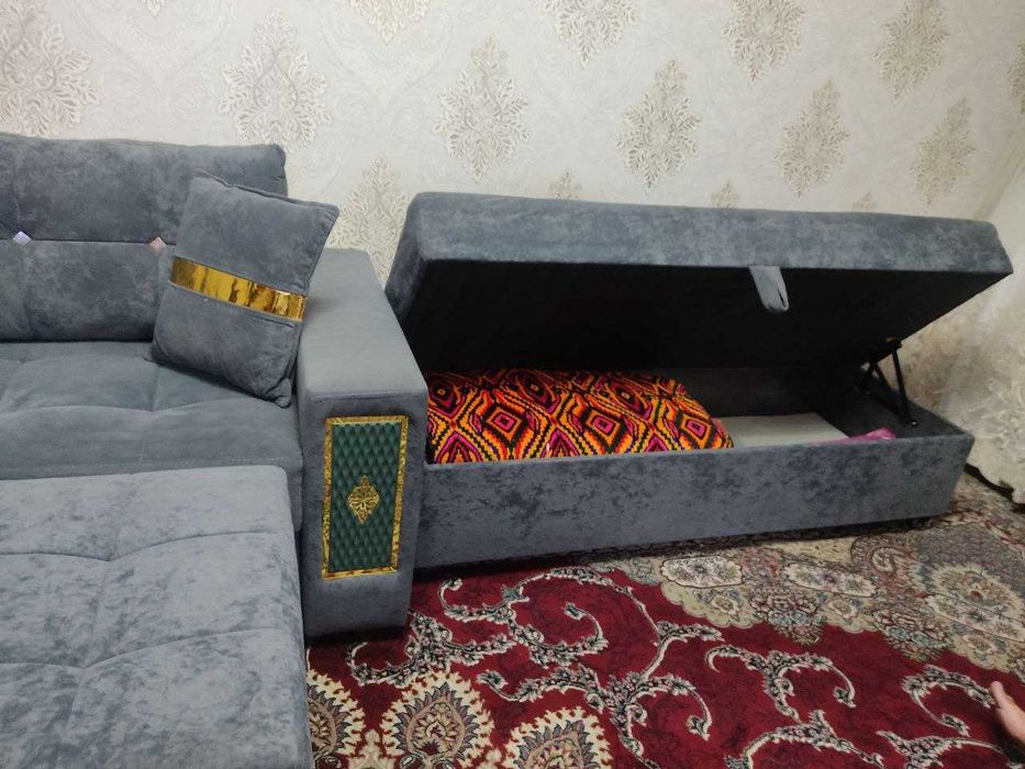 Диван угловой, раскладной в комплекте с сундуком для белья.