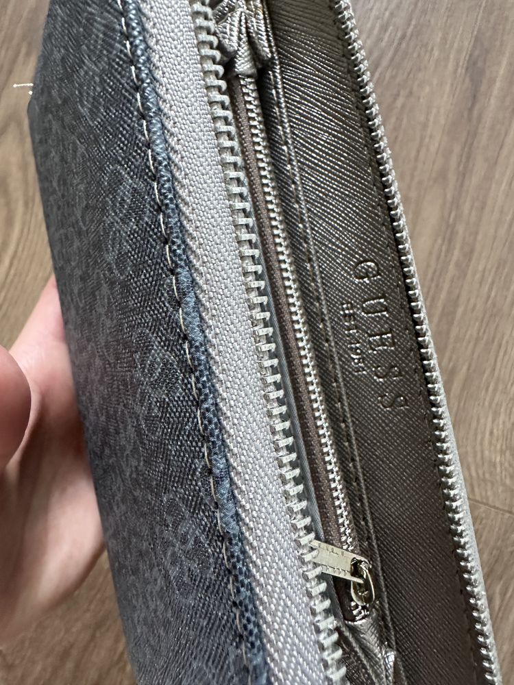 Дамско протмоне на Guess