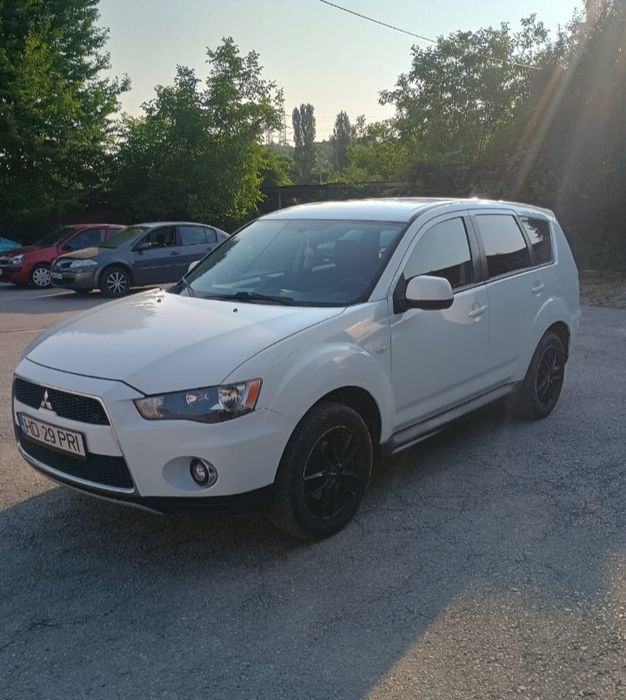 Vând  Mitsubishi Outlander 4x4  2013
