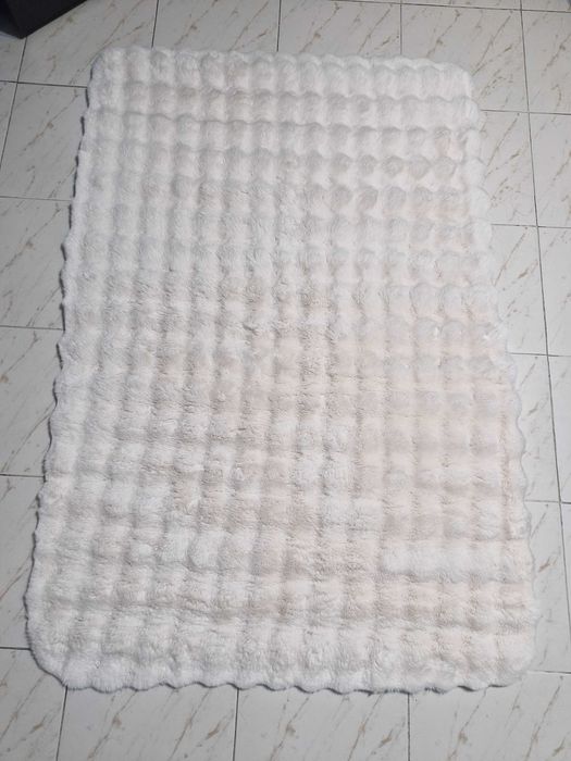 Килим в цвят екрю