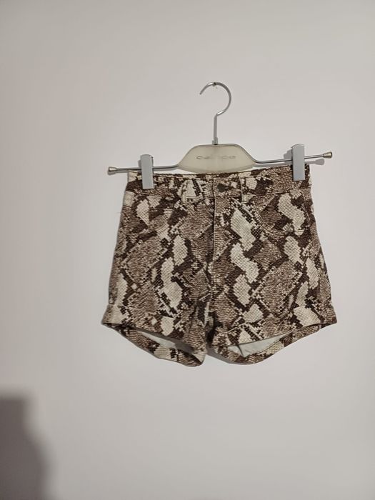 Pantaloni scurți hm imitație piele de șarpe.