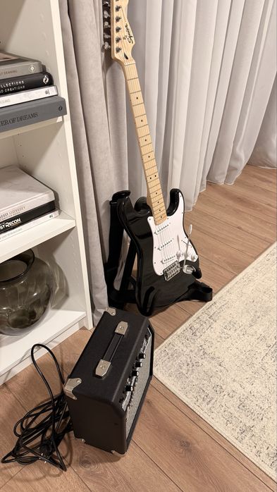 Chitară Fender Squier Strat + Amp Frontman + Husă și stand