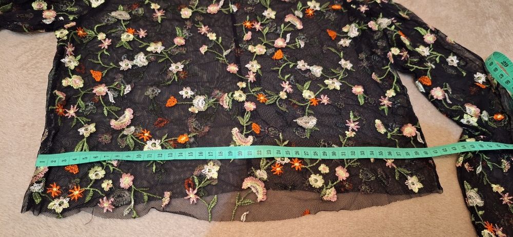 Bluza din plasa cu flori brodate manual