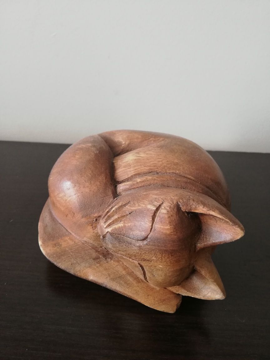 Котки. Фигурки от дърво.