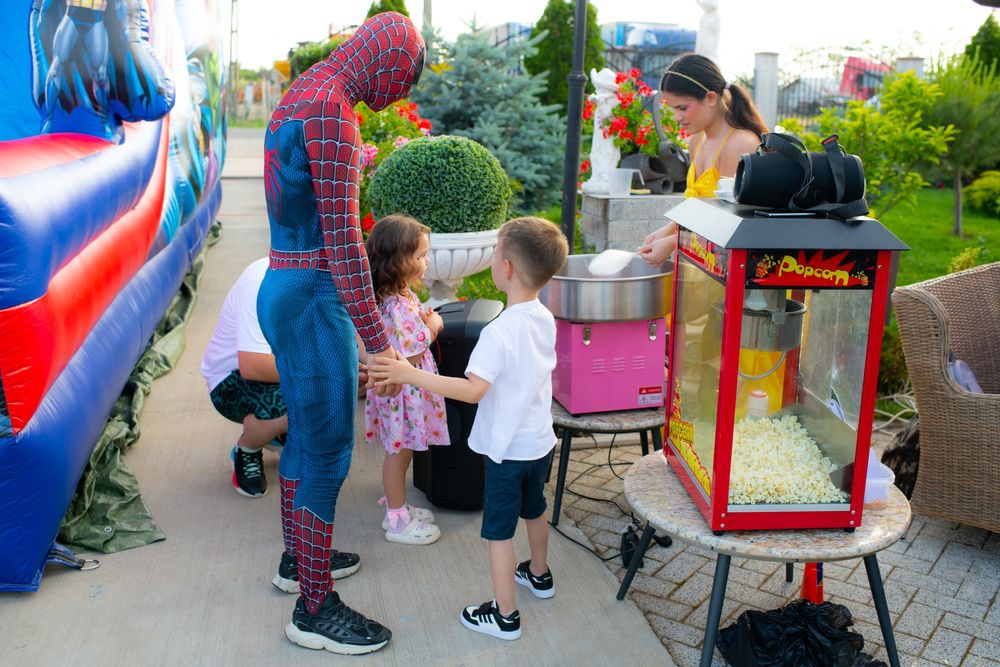 Animatori copii Mascote Vata pe bat Popcorn Aranjamente baloane