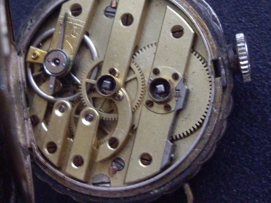Стар ръчен механичен часовник