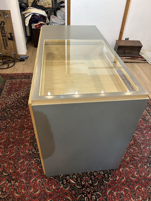 Продавам търговски тезгях/бюро за магазин