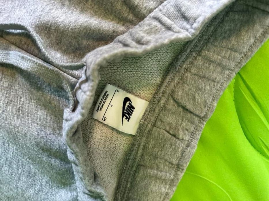 Сиво долнище Nike