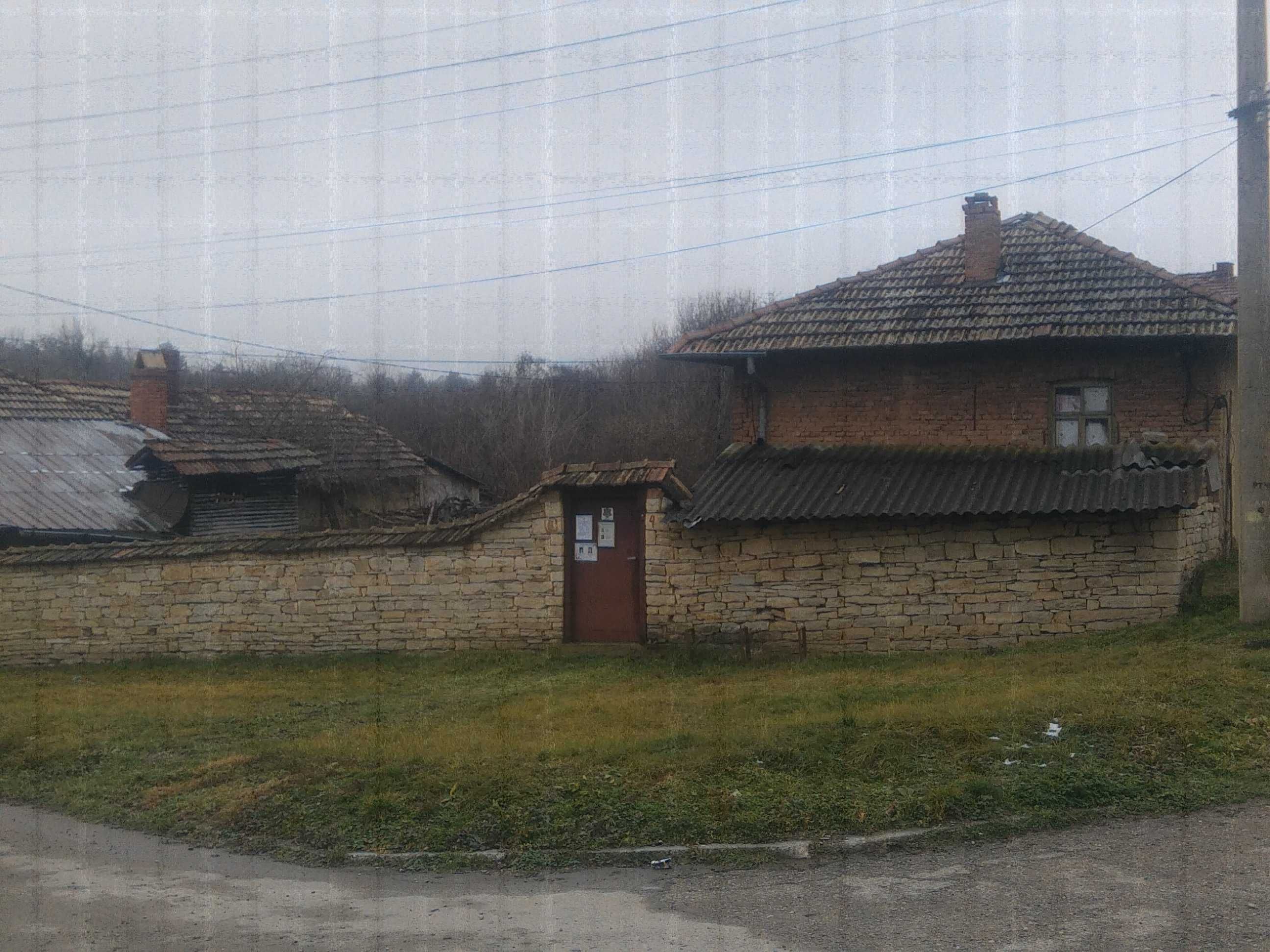 Къща с градина и двор
