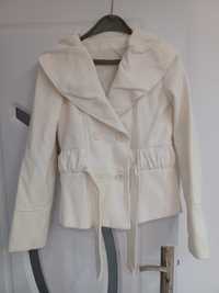 Бяло късо палто размер S запазена