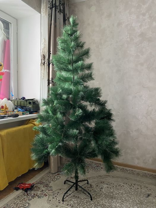 Продается новогодняя ёлка. Высота 180 см.