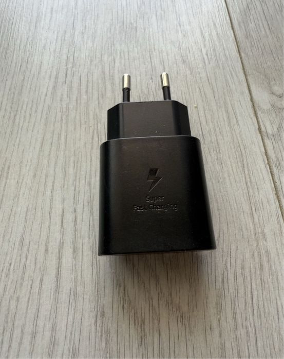 • Incarcator • Cablu USB • Iphone