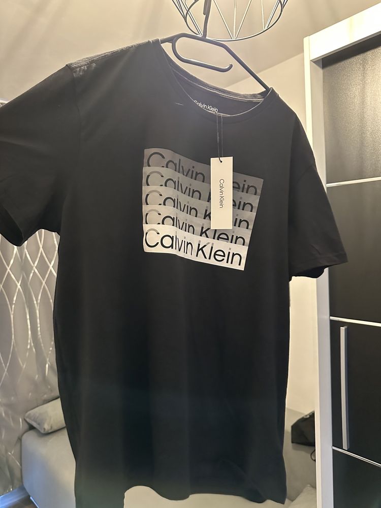 Vand tricou Calvin Klein , nou cu eticheta, marime L , adus din USA