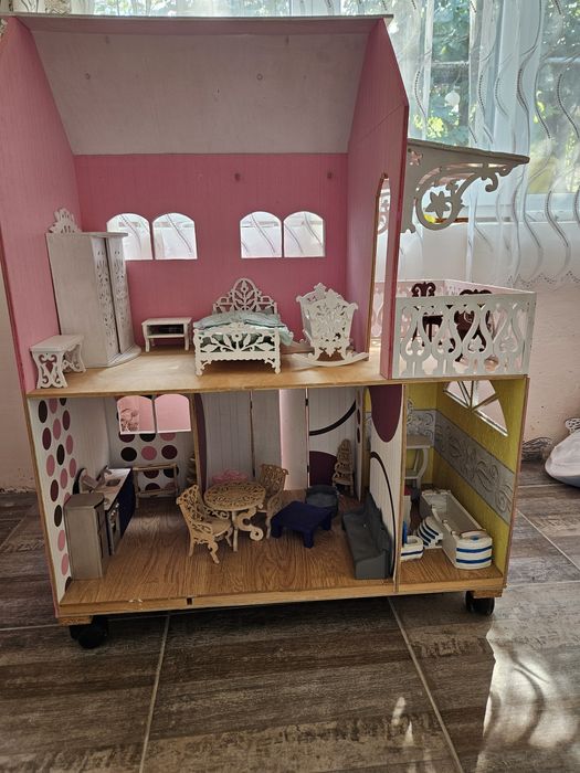 Красива къща за кукли