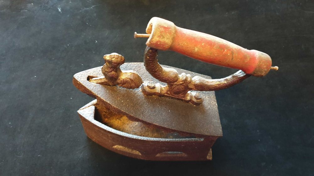 Fier de calcat cu carbuni