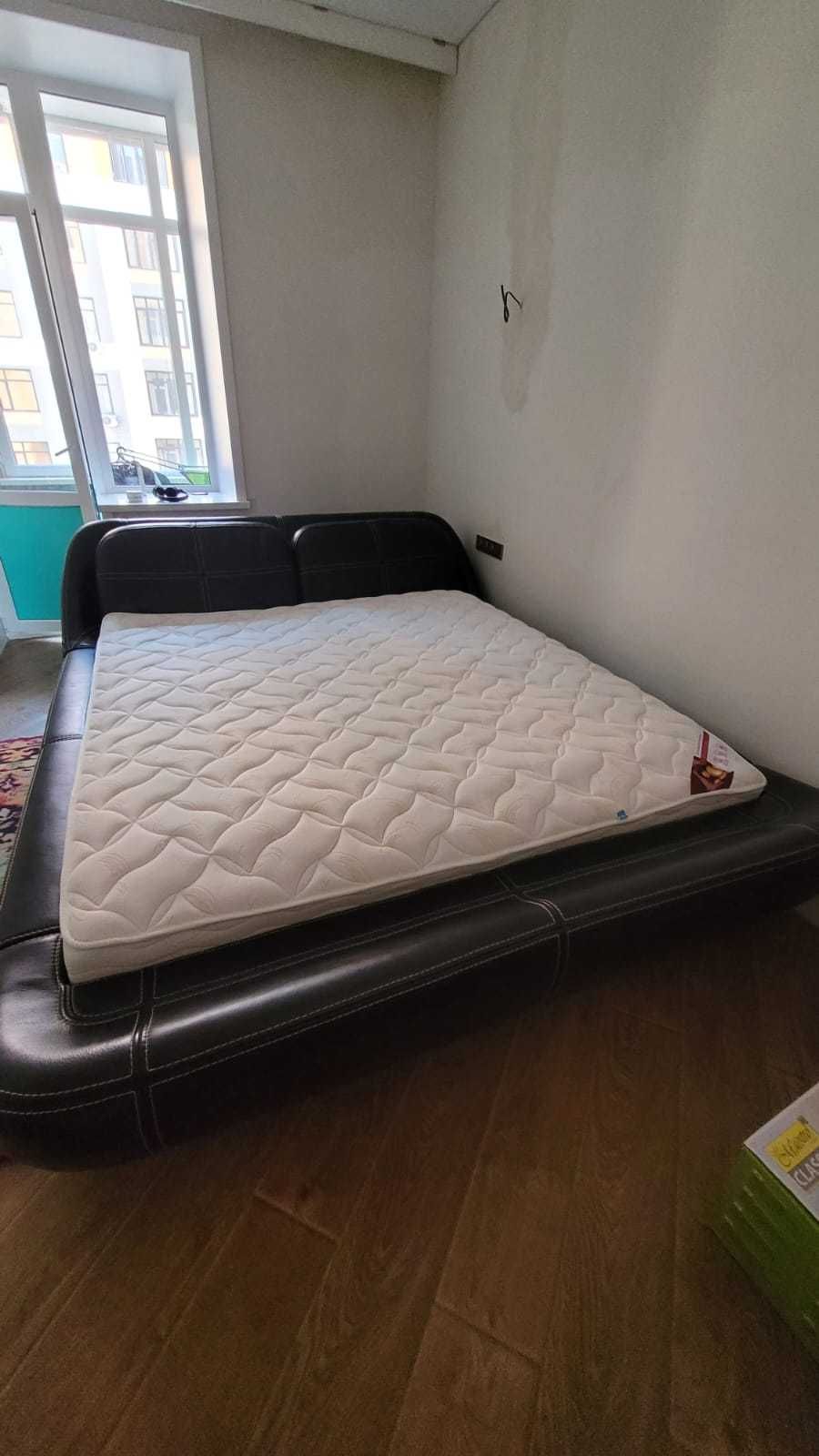 Продаю Двухспальную Кожаную кровать