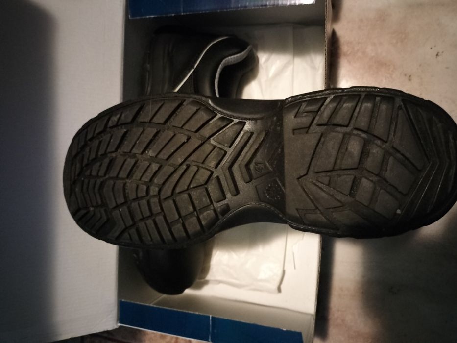Bocanci lucru nr. 42 noi / Adidasi noi nr 42.
