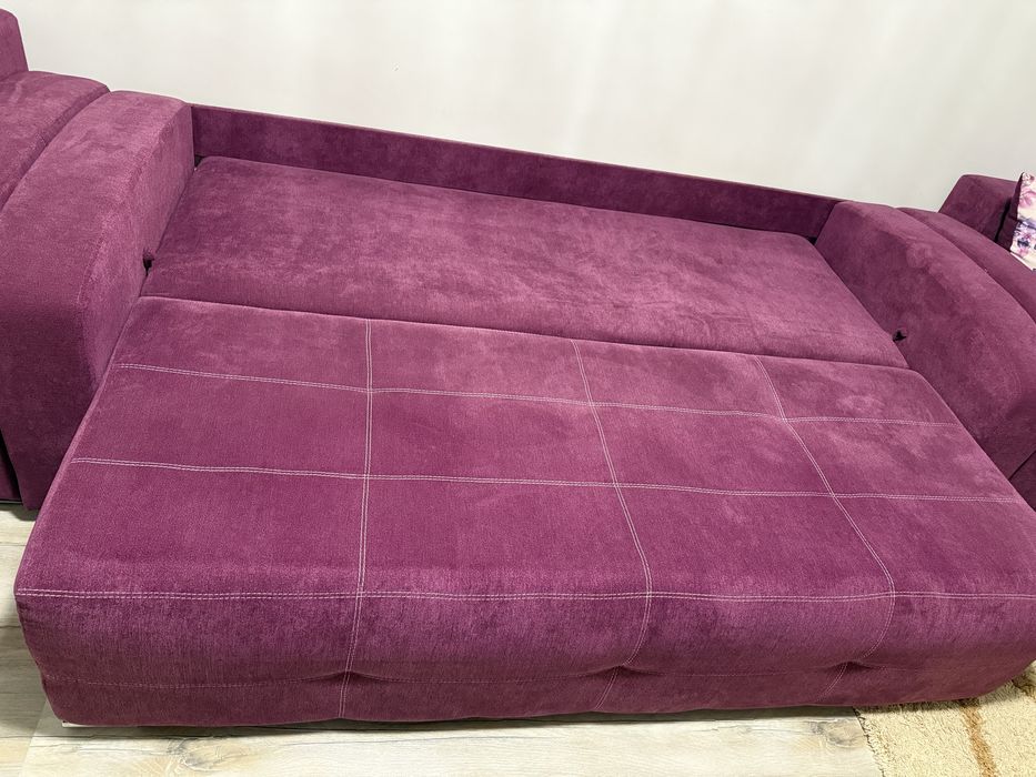 Vând canapea extensibilă însotita de 2 fotolii.