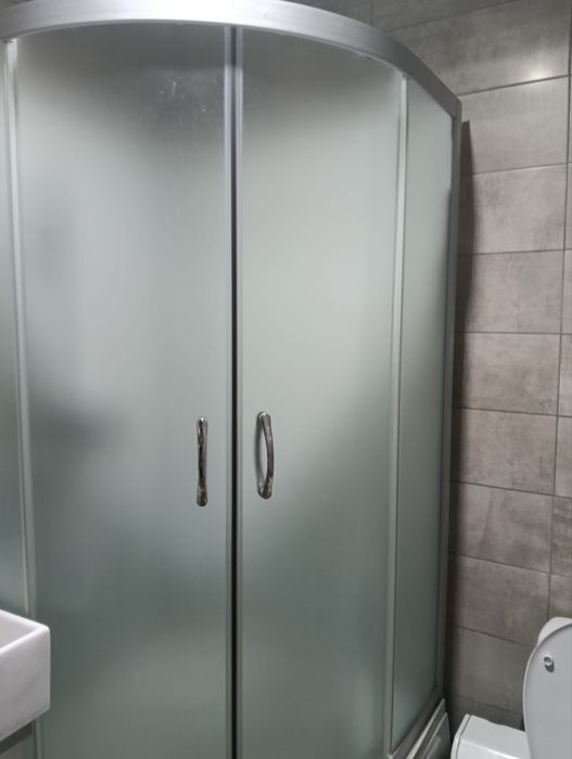 Cabina de dus extrem de putin folosita.