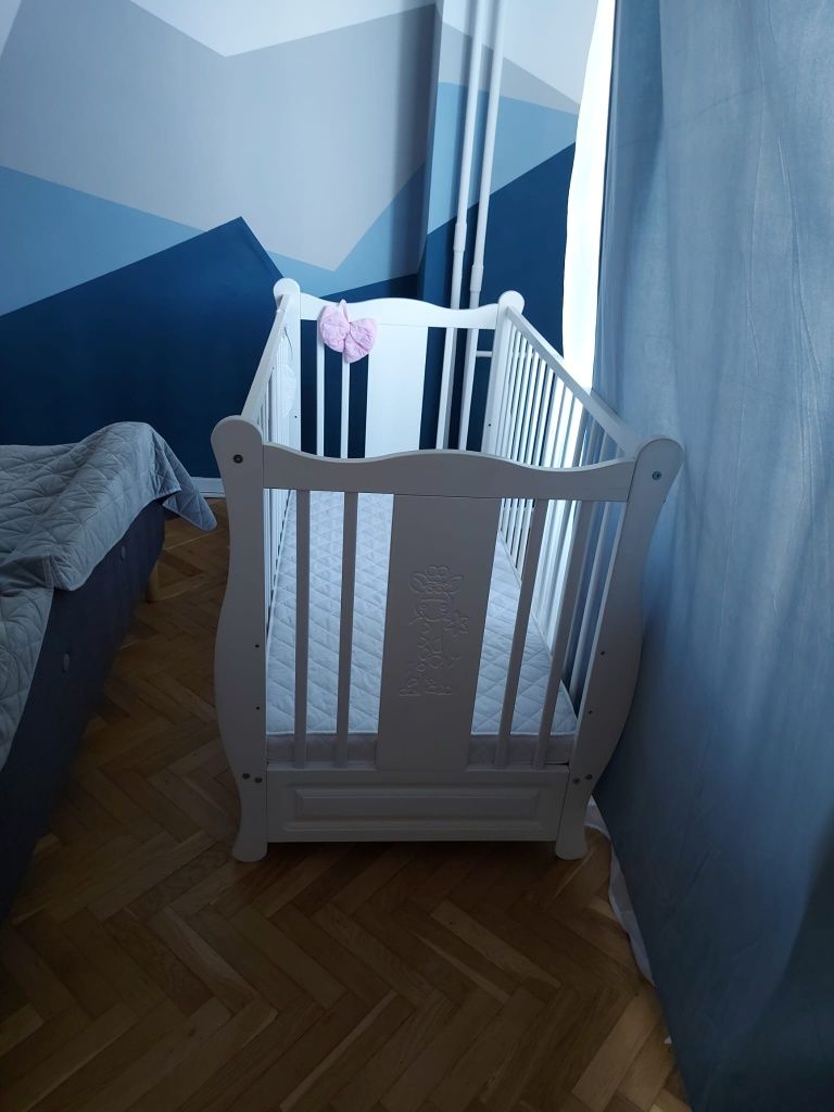 Vând pătuț bebe din lemn + saltea 120x60cm