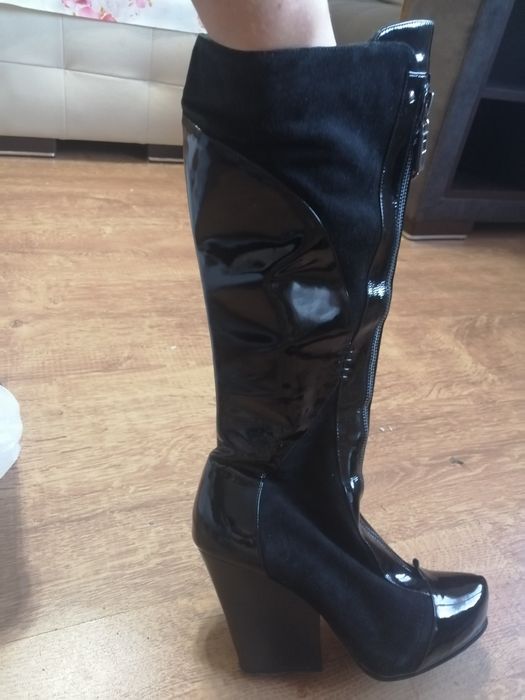 Ботуши от естествен лак и естествен велур