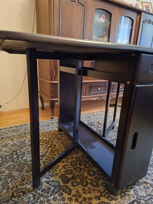 Трапезна/кухненска сгъваема маса.