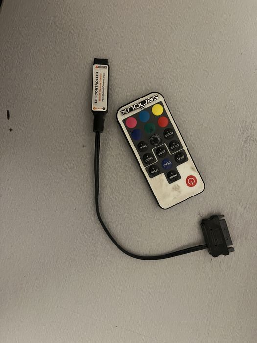 Adaptor LED strip pentru PC cu telecomandă.