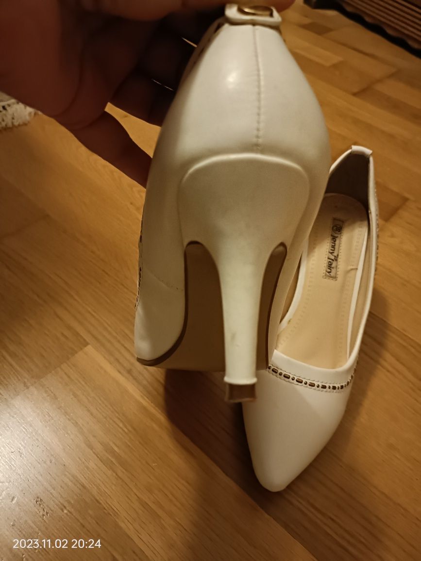 Pantofi albi, cu toc, fără defecte