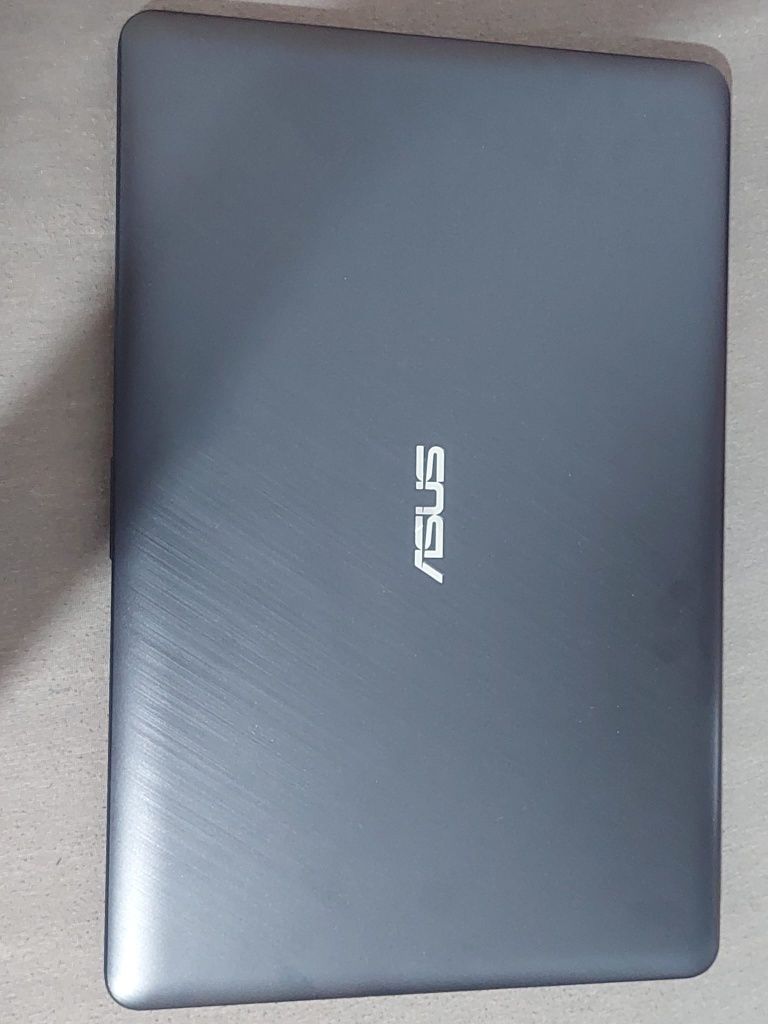 Vând laptop Asus SonicMaster