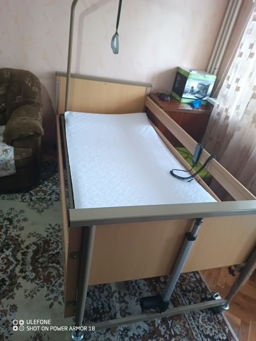 Болнично легло с повдигащ механизъм